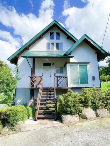 Kusu House | 一棟まるっと温泉別荘 天井高7ｍ 50インチ映画見放題 屋根付BBQ 街まで車7分 湯布院30分 アニメ聖地10分