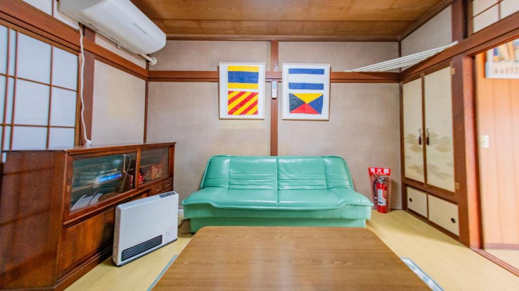Joetsu Apartment | 上越の別荘 青い海の家 Blue Sea House