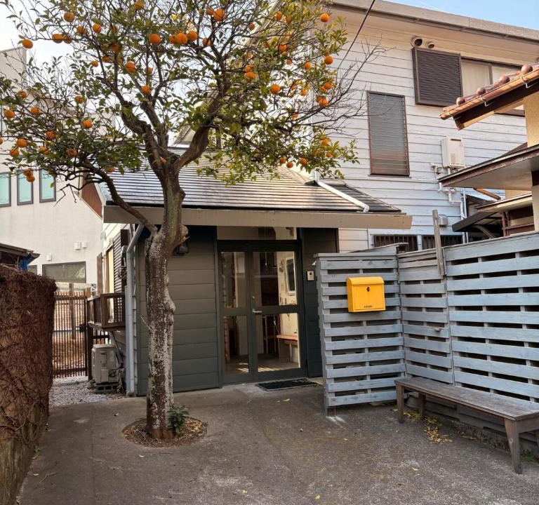 Hayama Apartment | 地元野菜と庭のハーブを楽しむ葉山のデザイナーズシェアハウスの一室 海5分 交流歓迎 ペット可