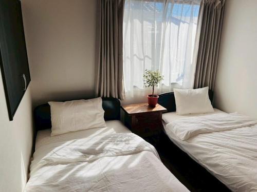 Oiso Apartment | 海まで徒歩1分 駅まで8分 畳でくつろぐフルリノベの静かなお家