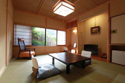 Hakone Hot Springs Hotel | 温泉旅館 湯さか荘