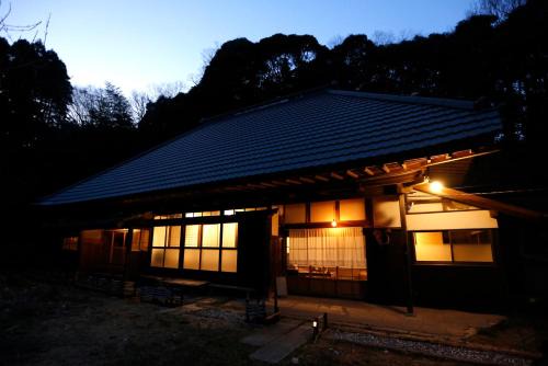 Chonan House | 雨ト月 ametotsuki -里山の四季に包まれる古民家宿-焚き火と竈門とBBQ-