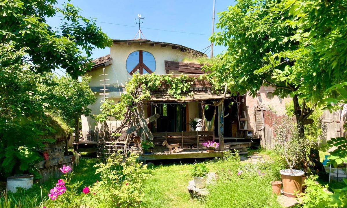Koshimizu House | A soothing house built with natural materials made from straw bales Relax and unwind in this extrao/Shari-gun Hokkaidō