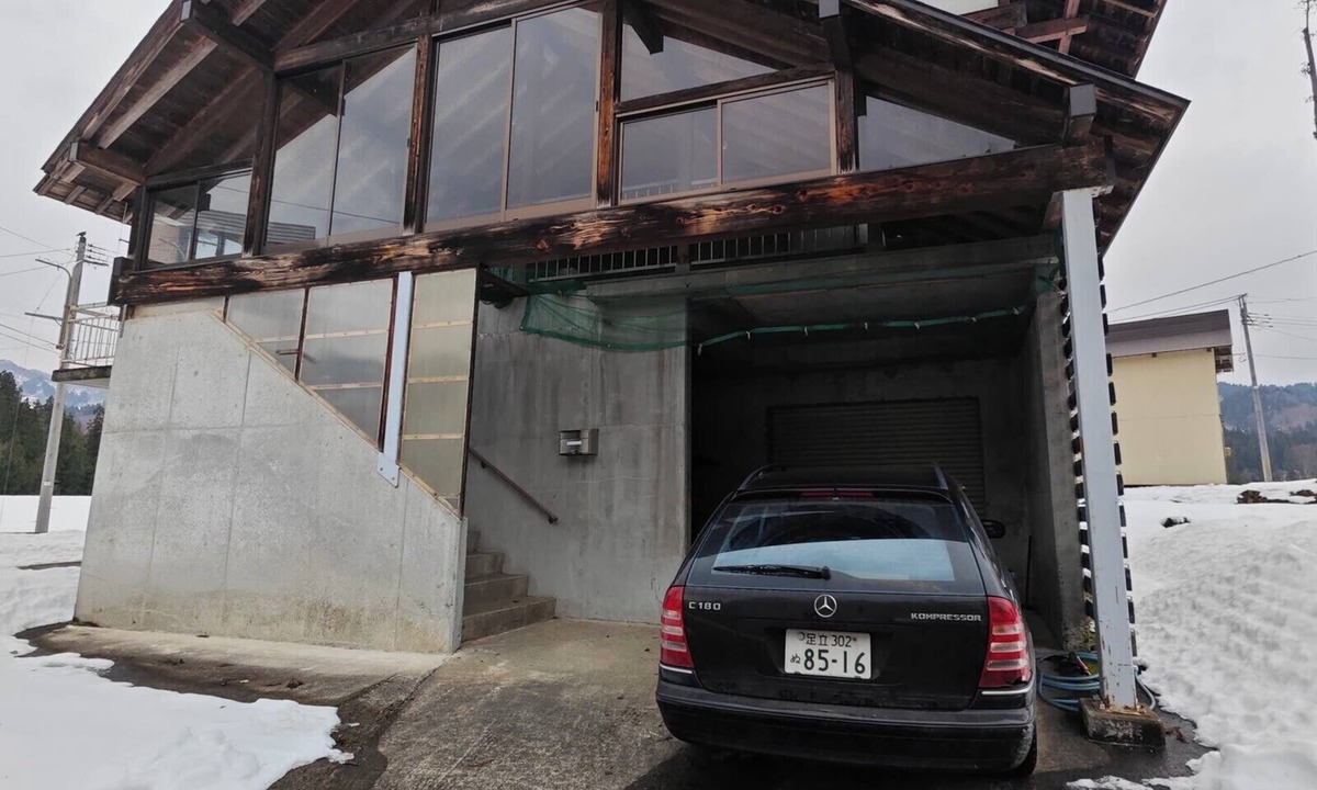 Tokamachi House | A whole building of a Showa-era mansion for rent｜11 persons per day per couple, 4-minute drive to one of Japan's top 3 medicinal hot springs, 4 hot spring tours in the area, pet dogs OK, terraced rice paddies and 4-meter snow-covered mountain village, tot