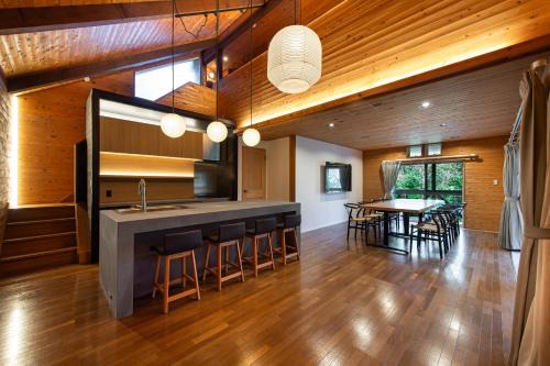 Fujinomiya Villa | asagiri retreat 2023年フルリノベーション 木の美しいデザイン