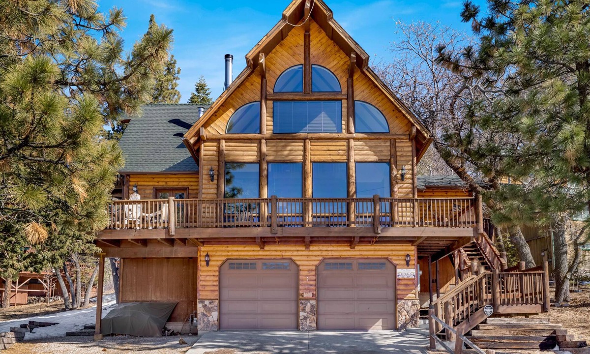 Upper Moonridge Cabin | Black Diamond Chalet Big Bear- Hot Tub- Games- Ski Lift Retreat