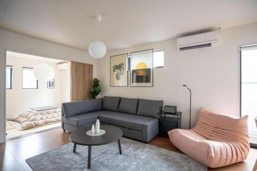 Ozu Apartment | Bright 4BR Home in Ozu Sleeps 11 by Restavio