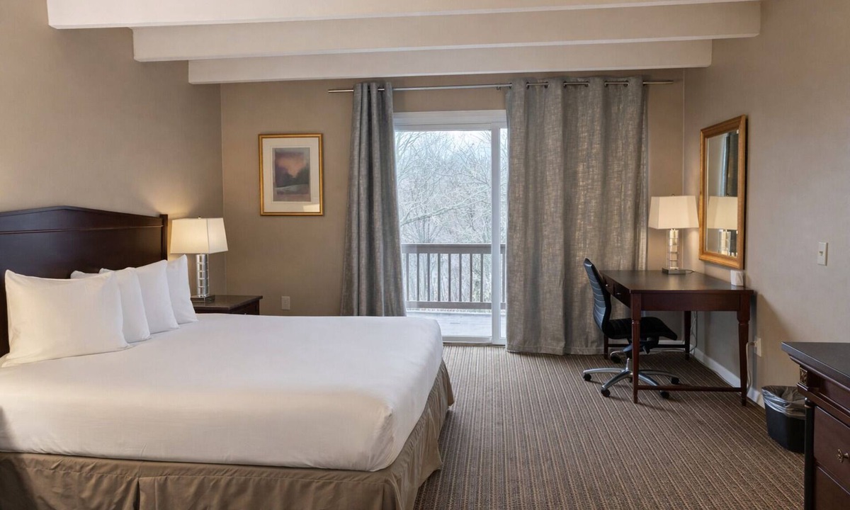 Clayton Hotel | Cozy King Room in Clayton, GA with Mountain Views and Resort Access
