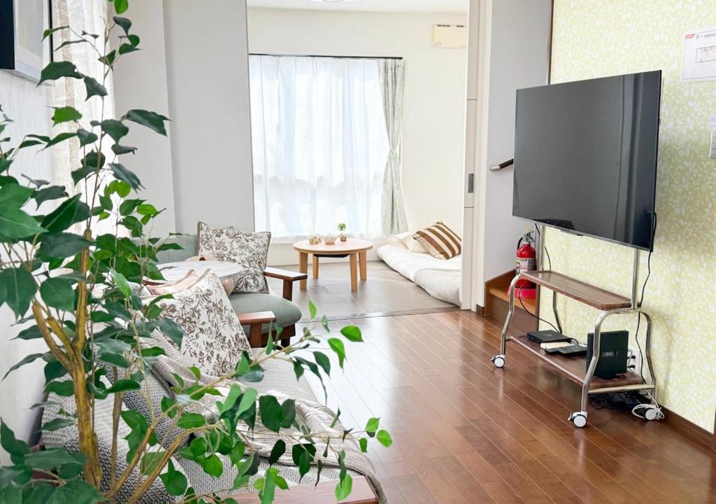 Higashinari Apartment | Easy access 4 bedrooms 2 bathrooms for 8 people 5min walk to Tsuruhashi station direct access to Namba Nara and USJ near hot springs and shopping streets