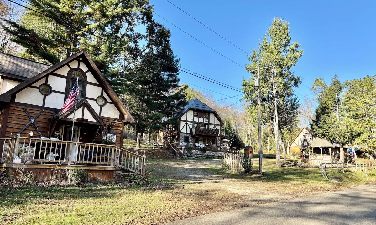 Great Valley Cabin | HUGE 3 Home Lodge For Large Groups, Lots of Space For Entertaining & Privacy!