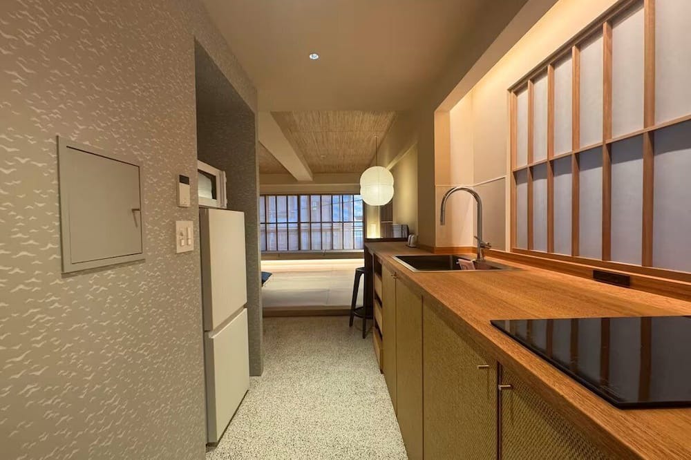 Tamachi Apartment | matoma04 Equipped with a kitchen and washing machine, this apartment-style ro.