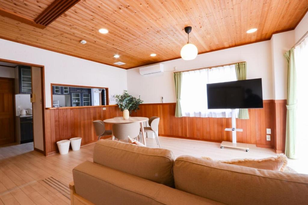 Togo-cho Apartment | 民泊 vacation rental "Seto Mori Nest" 15-minute drive to Ghibli Park,1 train to the nagoya dome ,wooden house with a wood deck