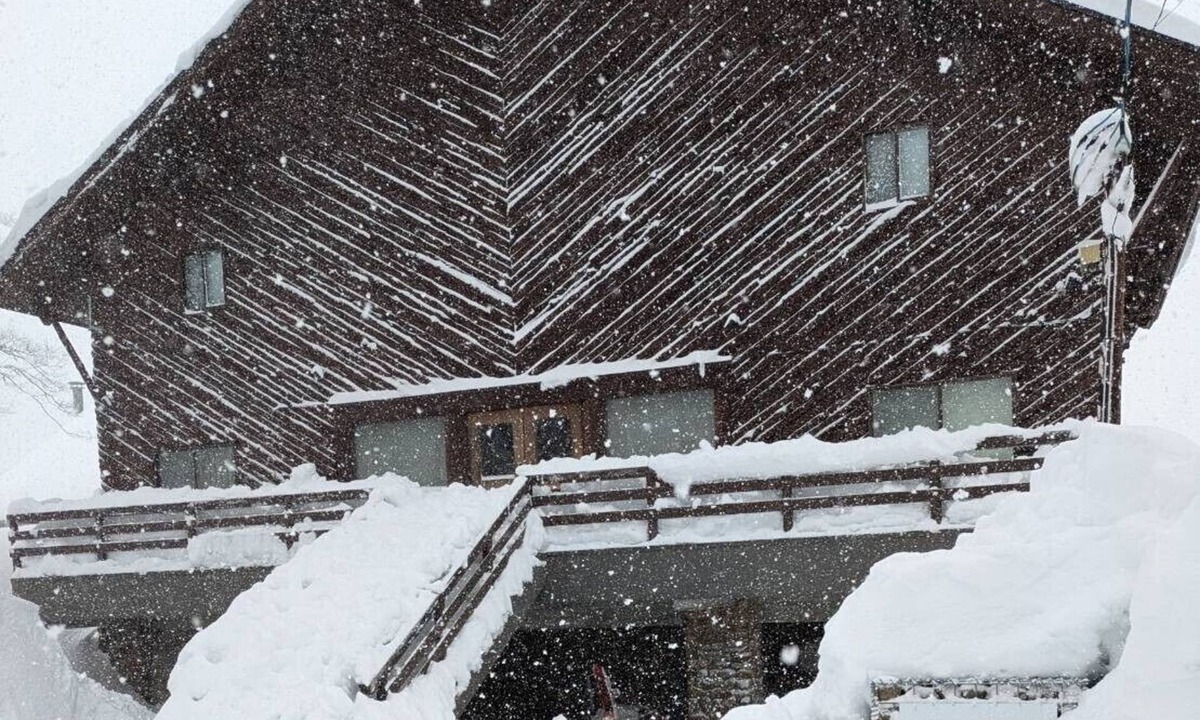 Myoko Ski Chalet | Myoko Akakura | Forest Fireplace Lodge | 3 min to Ski | Private Chalet for 15