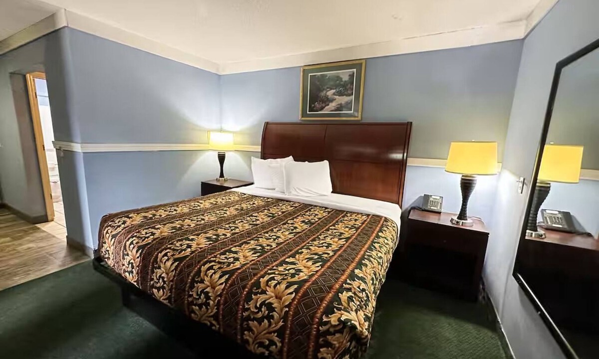 Ridgeway Hotel | Room Near Sunset Park w/Seasonal Outdoor Pool – Affordable & Convenient Stay