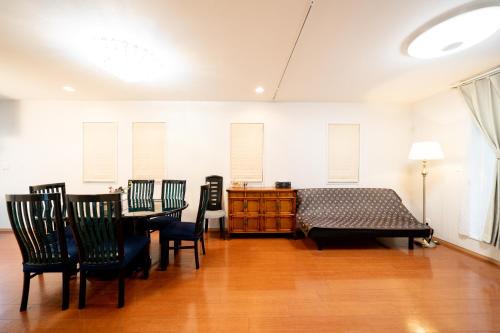 Okubo Apartment | Shinokubo guest house , near shinjuku 100 square meters, 4 bedrooms, 1 living room 1kitchen 2toilet 1bathroom washmachine