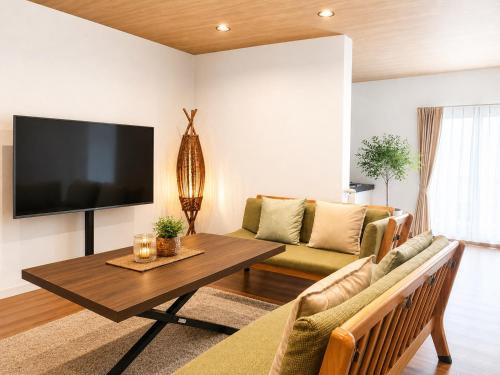 Kurashiki Apartment | TOMOSHIBI Kurashiki Zen House Near Bikan Historical Quarter 美観地区近く 和モダン一棟貸し