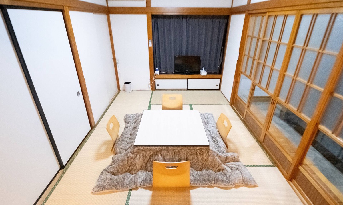 Nasushiobara House | Within a 10-minute walk from the Shinkansen station (Nasushiobara Station), the inn is sunny and has a sunken kotatsu for relaxing! Convenience stores and a supermarket are within a 3-minute walk!