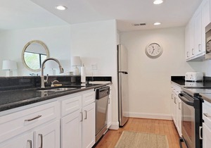 Raised Beach Townhouse, Lake View, Easy Walk to Beach, Pool, Covered Parking in Pawleys Island