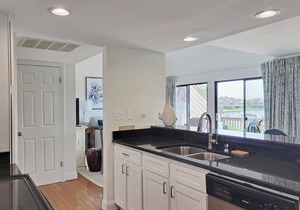 Raised Beach Townhouse, Lake View, Easy Walk to Beach, Pool, Covered Parking in Pawleys Island