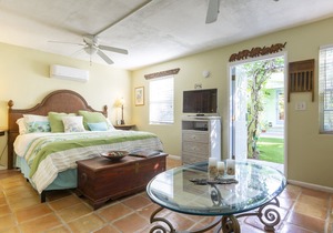 Secluded Cottage Close to Town w/Bikes & Hot Tub in Lake Worth