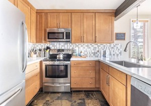 Slopeside remodeled mountain cabin ski in ski out! in Mammoth Lakes