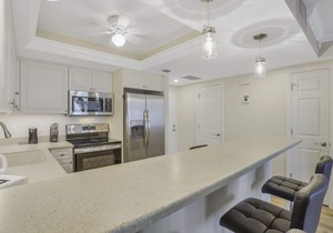 Tropical beachfront condo w/pool, patio & grill in Marco Island