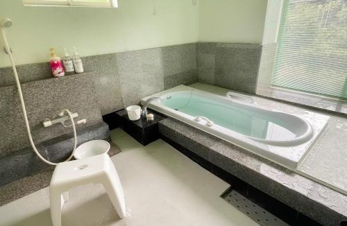 Kusu House | 一棟まるっと温泉別荘 天井高7ｍ 50インチ映画見放題 屋根付BBQ 街まで車7分 湯布院30分 アニメ聖地10分