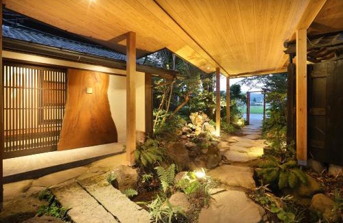 Aso Apartment | 寝室から一望できる阿蘇山の絶景!築200年の歴史ある米蔵をリノベーションした一棟貸しの宿
