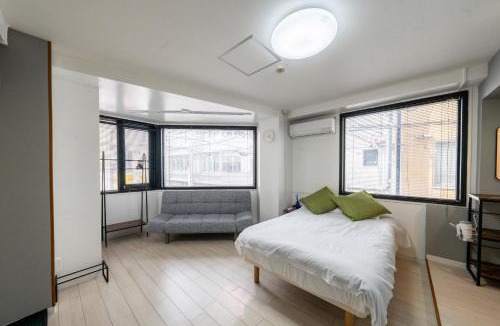 Higashishinsaibashi Apartment | 米2 心斎橋エリアど真ん中 2ldkのお部屋 ビルの2階になります EVはありません