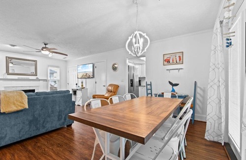 Crescent Beach House | 3 Blocks to Beach - Sleeps 8 - 5 Bd - Pet Friendly