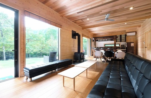 Karuizawa Villa | 3 min. from Usui Karuizawa Interchange Authentic luxury Finnish log house with natural sauna, 3500 sq.m. large garden and 120 sq.m. private dog run all to yourself!