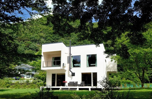 Karuizawa Villa | 3 min. from Usui Karuizawa Interchange Authentic luxury Finnish log house with natural sauna, 3500 sq.m. large garden and 120 sq.m. private dog run all to yourself!