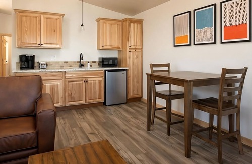 Boardman Hotel | 3 Spacious Rooms w/King and Queen Beds, Fantastic Views of Columbia River