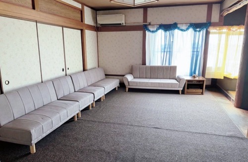 Higashi-osaka Apartment | 300m2 5 Rooms 11 Baths Sleeps 25 Pax Free Bus & Breakfast