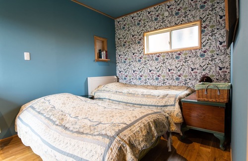 Omura Cabin | A quiet, one-unit vacation home for rent. Indoor swings are popular with children. For meals, you can buy sashimi and other side dishes at a nearby supermarket, or BBQ at the lodge or cook in the kitchen.