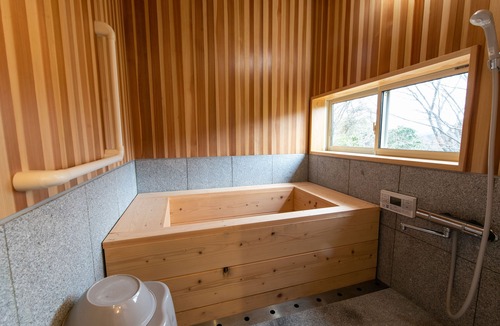 Omura Cabin | A quiet, one-unit vacation home for rent. Indoor swings are popular with children. For meals, you can buy sashimi and other side dishes at a nearby supermarket, or BBQ at the lodge or cook in the kitchen.