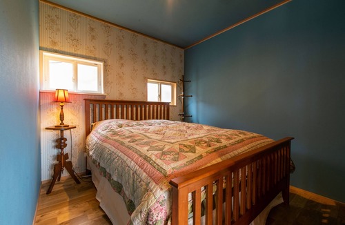 Omura Cabin | A quiet, one-unit vacation home for rent. Indoor swings are popular with children. For meals, you can buy sashimi and other side dishes at a nearby supermarket, or BBQ at the lodge or cook in the kitchen.
