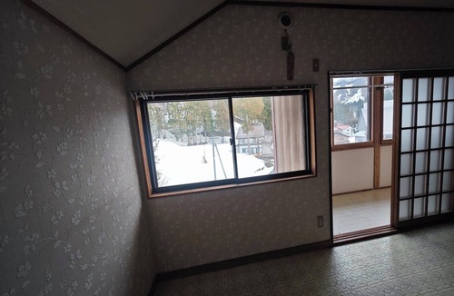 Tokamachi House | A whole building of a Showa-era mansion for rent｜11 persons per day per couple, 4-minute drive to one of Japan's top 3 medicinal hot springs, 4 hot spring tours in the area, pet dogs OK, terraced rice paddies and 4-meter snow-covered mountain village, tot