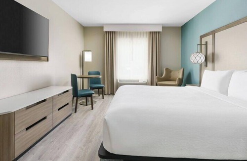 Marathon Hotel | Amazing Location! Relaxing Room, Free Breakfast, Outdoor Pool w/Fantastic View