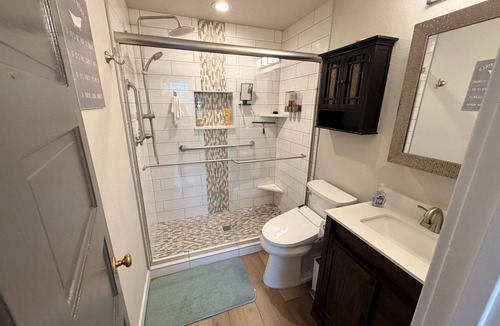 Carlton House | Big Larz Casa with hot tub and seasonal pool in wine country