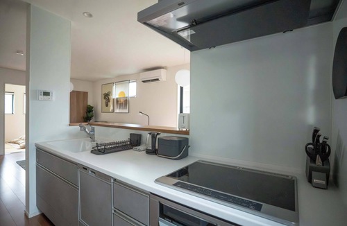 Ozu Apartment | Bright 4BR Home in Ozu Sleeps 11 by Restavio