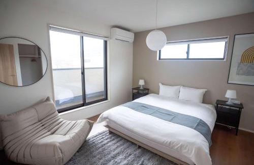 Ozu Apartment | Bright 4BR Home in Ozu Sleeps 11 by Restavio