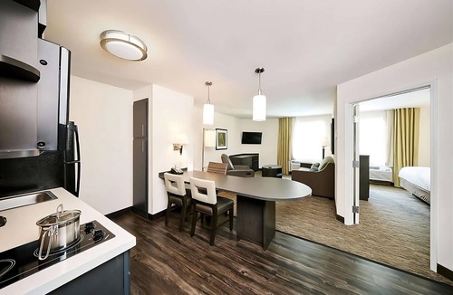 North Arlington Hotel | Convenient Location! Kitchen, Pet-Friendly Property, Private Parking