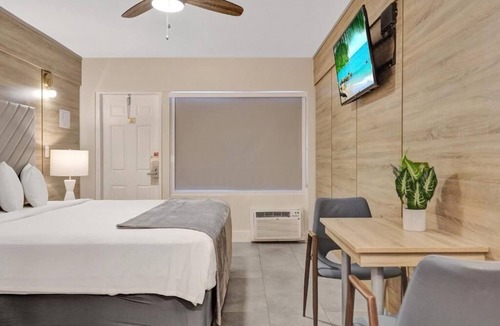 Galt Mile Hotel | Deluxe King Room in The Garden Hotel | Near Fort Lauderdale Beach, Galleria Mall