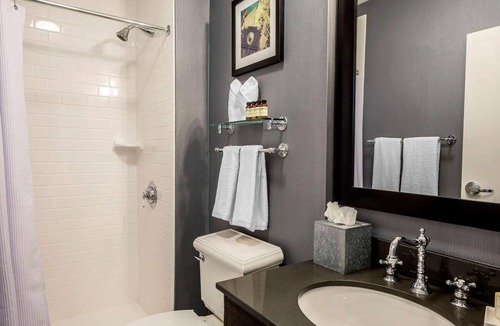 Everett Hotel | Double Queen Beds Unit, Perfect for Traveling Family or Groups | Free Parking