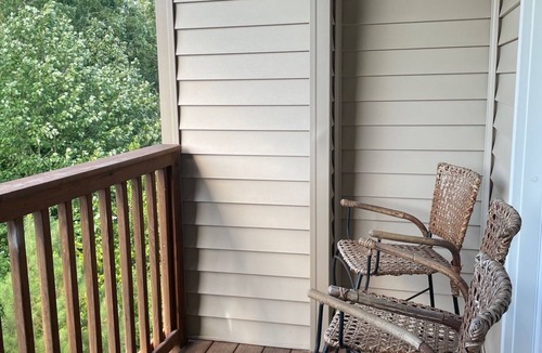 Keowee Condo | GAMEDAY GETAWAY! Marvelous 4-bedroom condo in Seneca with AC, fitness room, WiFi