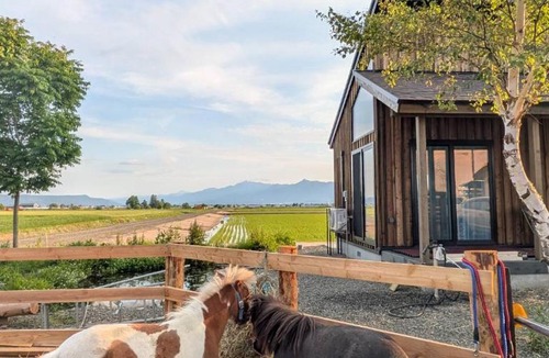 Sorachi-gun Villa | HORSE STAY LODGE kamifurano 山々と馬を眺める新築一棟貸 ホースステイロッジ上富良野