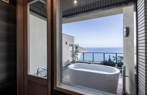 Higashiizu House | IZU RETREAT ATAGAWA SUIKO by Onko Chishin