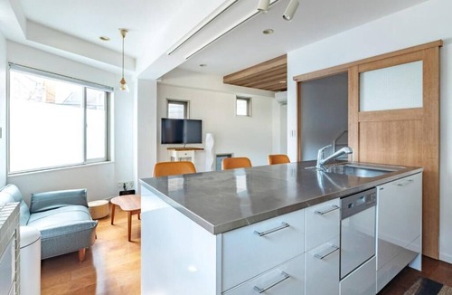 Toshima House | JR LINE Neko and Mado Cozy 3-bedroom bungalow in terrific Toshima City with AC