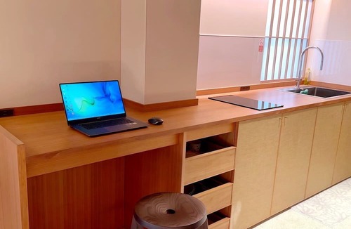 Tamachi Apartment | matoma04 Equipped with a kitchen and washing machine, this apartment-style ro.